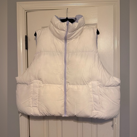 all in motion Jackets & Blazers - All in Motion Cropped Reversible White Puffer Vest